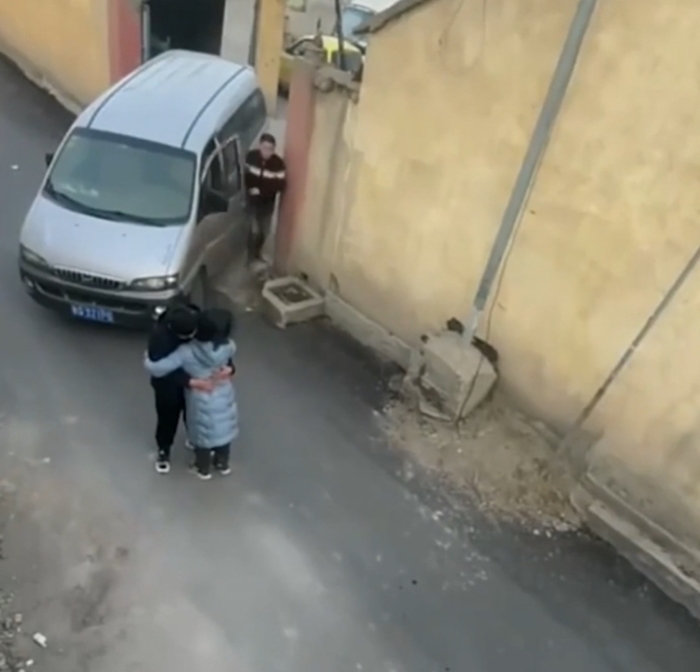 คนกอดกัน คนกอดกัน