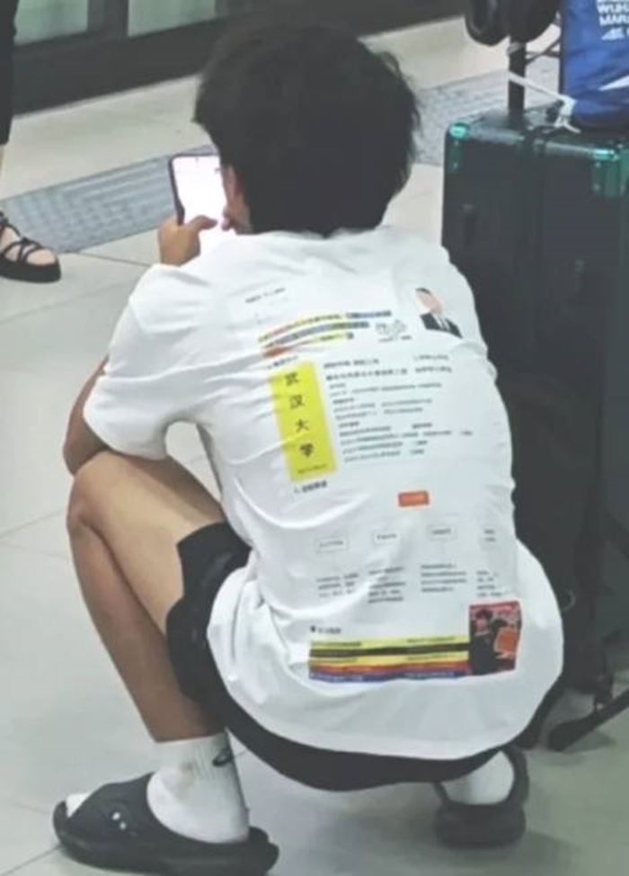 เรซูเม่บนเสื้อ เรซูเม่บนเสื้อ