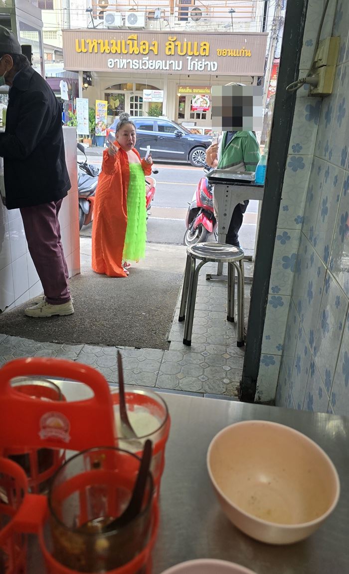 ลีน่าจัง กินก๋วยเตี๋ยวเจ้าดัง เทพริกป่นเกือบหมด ลีน่าจัง กินก๋วยเตี๋ยวเจ้าดัง เทพริกป่นเกือบหมด