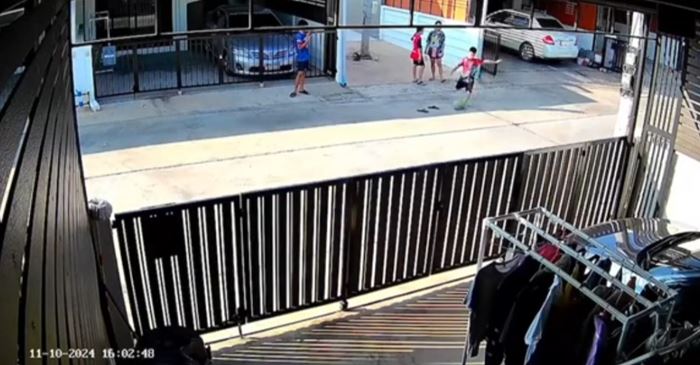 หนูน้อยเตะบอลอัดประตูรั้วบ้านหัก หนูน้อยเตะบอลอัดประตูรั้วบ้านหัก