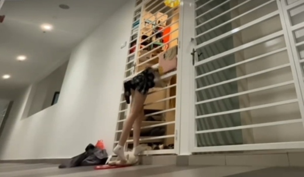 ลืมกุญแจบ้าน สาวแปลงร่างเป็นงูเลื้อยเข้าช่องประตู คนดูอึ้ง เข้าไปได้ไง ลืมกุญแจบ้าน สาวแปลงร่างเป็นงูเลื้อยเข้าช่องประตู คนดูอึ้ง เข้าไปได้ไง