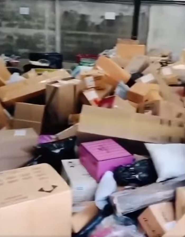 J&T เจอพนักงานประท้วง J&T เจอพนักงานประท้วง