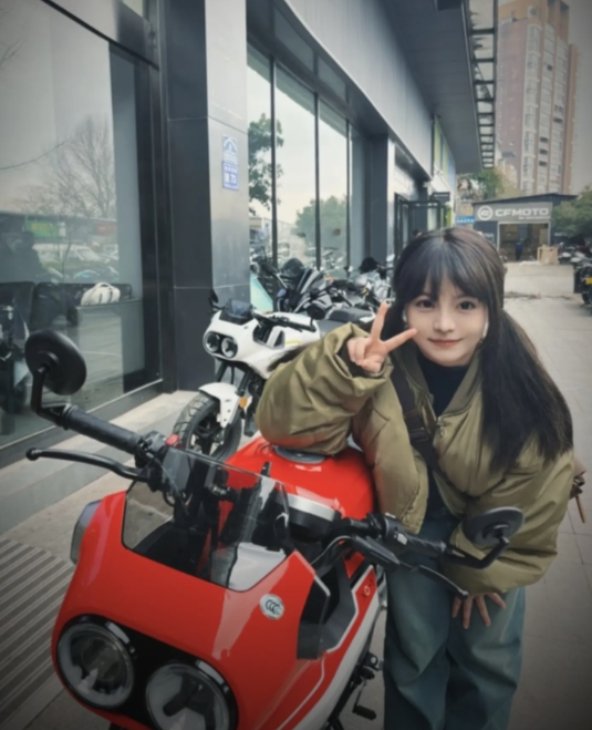 เน็ตไอดอลสาวร่างเล็ก เน็ตไอดอลสาวร่างเล็ก