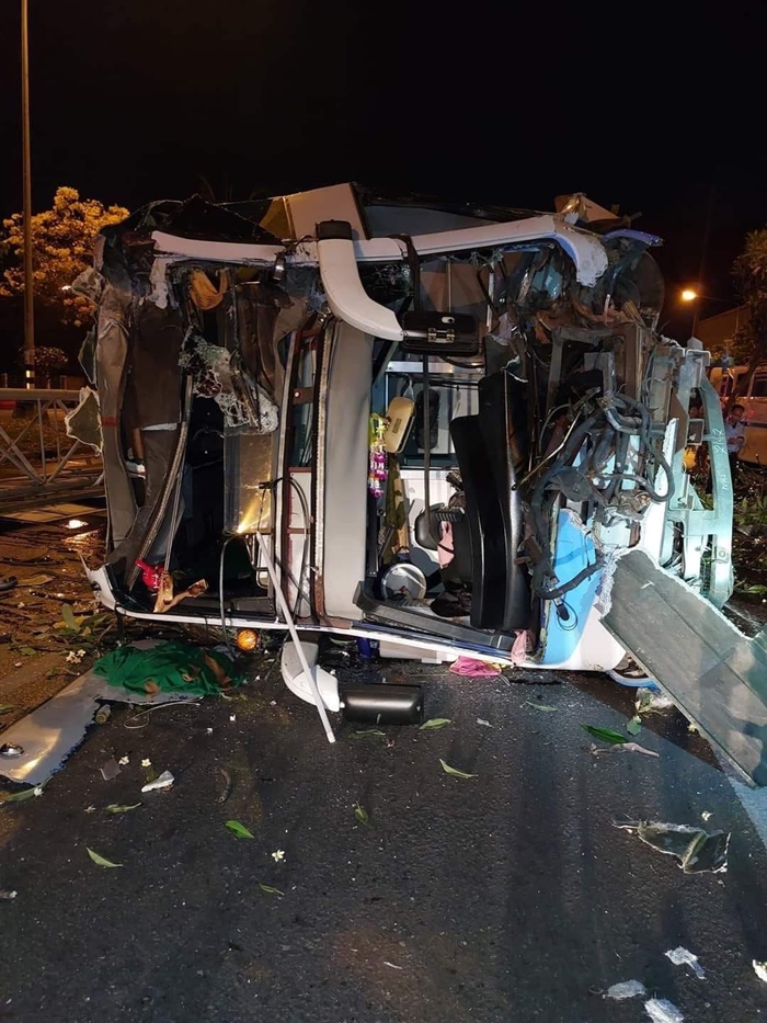 รถทัวร์คว่ำ รถทัวร์คว่ำ