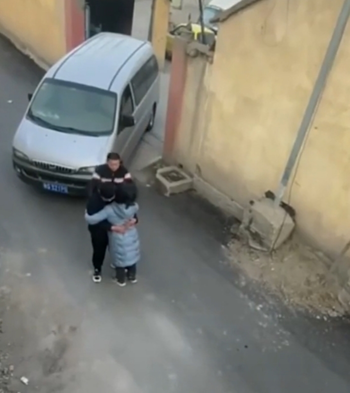 คนกอดกัน คนกอดกัน