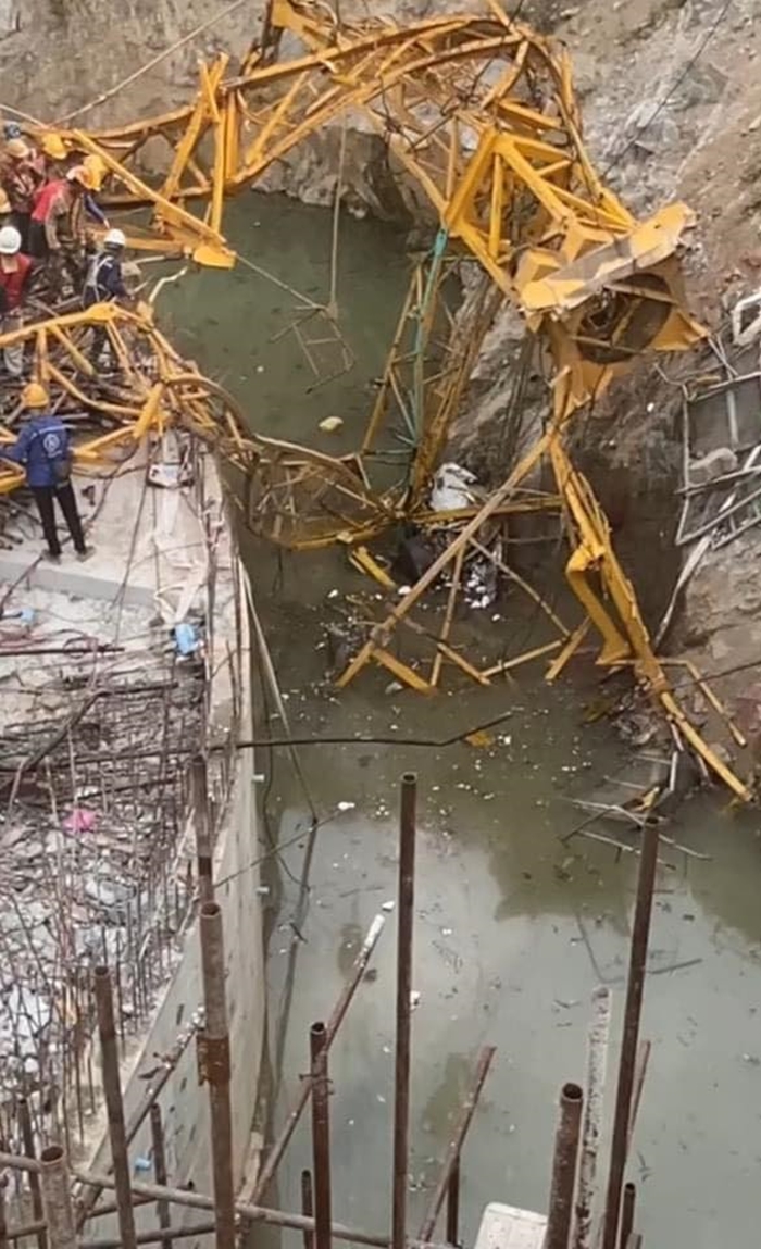 เครนถล่ม เครนถล่ม