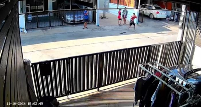 หนูน้อยเตะบอลอัดประตูรั้วบ้านหัก หนูน้อยเตะบอลอัดประตูรั้วบ้านหัก