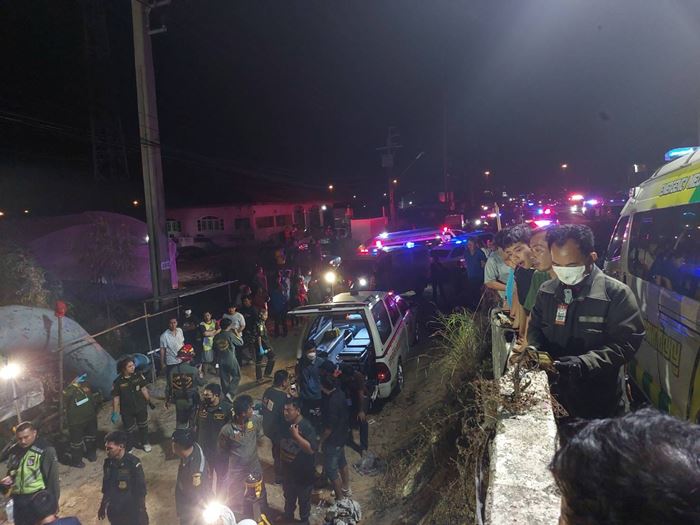 รถตกคลอง รถตกคลอง