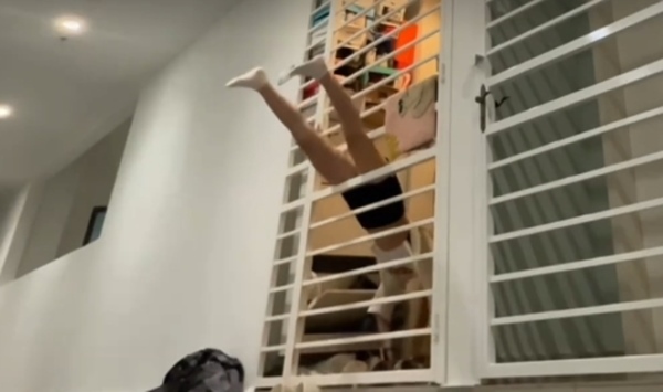 ลืมกุญแจบ้าน สาวแปลงร่างเป็นงูเลื้อยเข้าช่องประตู คนดูอึ้ง เข้าไปได้ไง ลืมกุญแจบ้าน สาวแปลงร่างเป็นงูเลื้อยเข้าช่องประตู คนดูอึ้ง เข้าไปได้ไง