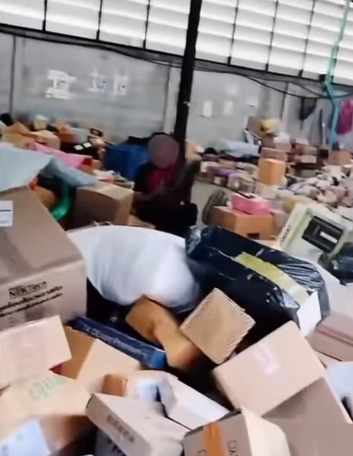 J&T เจอพนักงานประท้วง J&T เจอพนักงานประท้วง