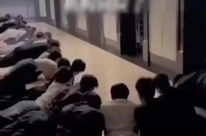 แฉพิธีกรรมประหลาด บริษัทให้ พนง. นอนเรียง 20 คน คำนับเจ้านาย พูดคำขวัญขนลุก แฉพิธีกรรมประหลาด บริษัทให้ พนง. นอนเรียง 20 คน คำนับเจ้านาย พูดคำขวัญขนลุก