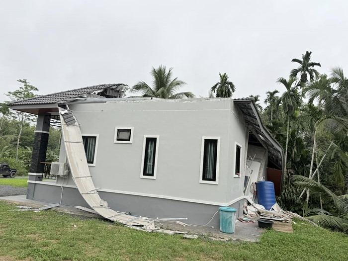สร้างบ้านได้ 3 เดือน ดินทรุดบ้านพังทั้งหลัง สร้างบ้านได้ 3 เดือน ดินทรุดบ้านพังทั้งหลัง
