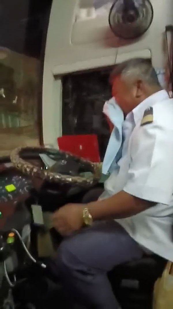 นทท. จีน กลั้นไม่อยู่ ผายลมในรสบัส นทท. จีน กลั้นไม่อยู่ ผายลมในรสบัส