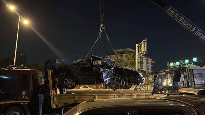 หนุ่ม 16 นามสกุลดัง ขับเบนซ์เสียหลัก เหินไปคารถ 6 ล้อ พังยับ หนุ่ม 16 นามสกุลดัง ขับเบนซ์เสียหลัก เหินไปคารถ 6 ล้อ พังยับ