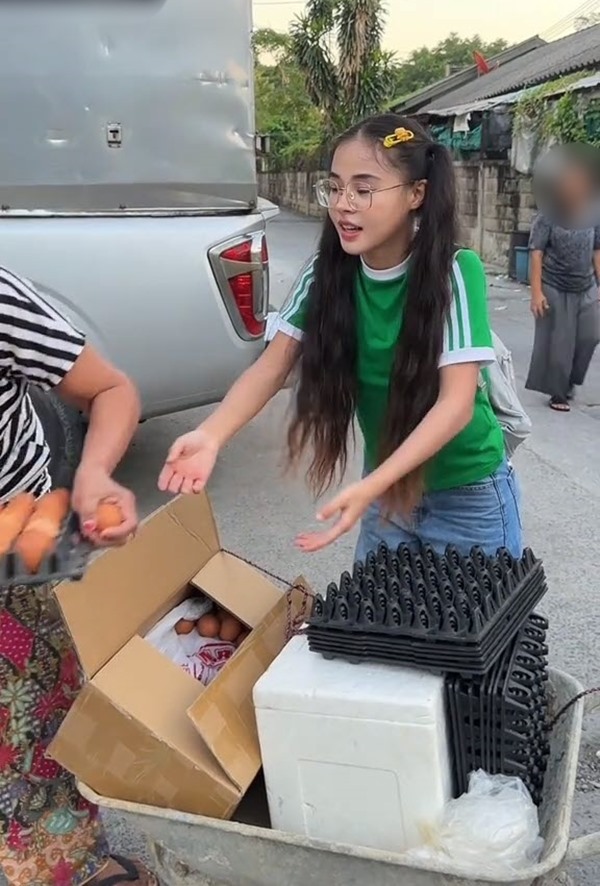 น้องเต้าหู้ ทำคลิปแจกของปีใหม่ให้ชาวบ้าน ก่อนเจอโมเมนต์สุดเหวอ น้องเต้าหู้ ทำคลิปแจกของปีใหม่ให้ชาวบ้าน ก่อนเจอโมเมนต์สุดเหวอ