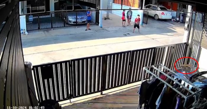 หนูน้อยเตะบอลอัดประตูรั้วบ้านหัก หนูน้อยเตะบอลอัดประตูรั้วบ้านหัก