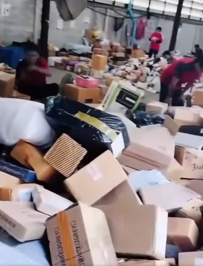 J&T เจอพนักงานประท้วง J&T เจอพนักงานประท้วง