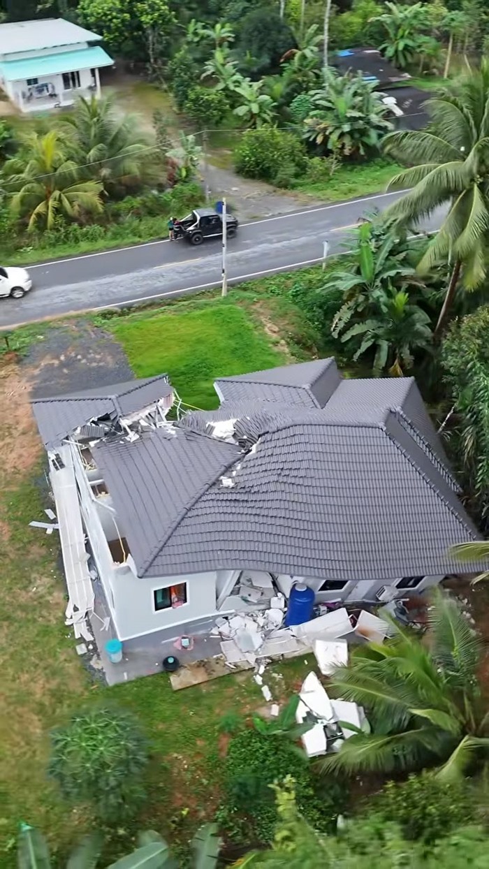 สร้างบ้านได้ 3 เดือน ดินทรุดบ้านพังทั้งหลัง สร้างบ้านได้ 3 เดือน ดินทรุดบ้านพังทั้งหลัง