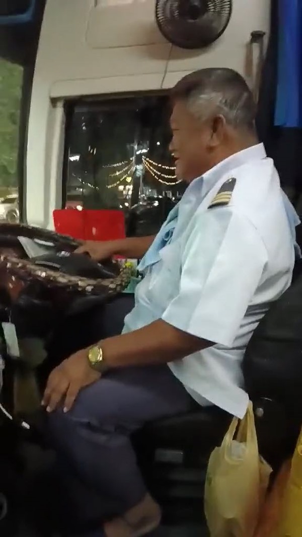 นทท. จีน กลั้นไม่อยู่ ผายลมในรสบัส นทท. จีน กลั้นไม่อยู่ ผายลมในรสบัส