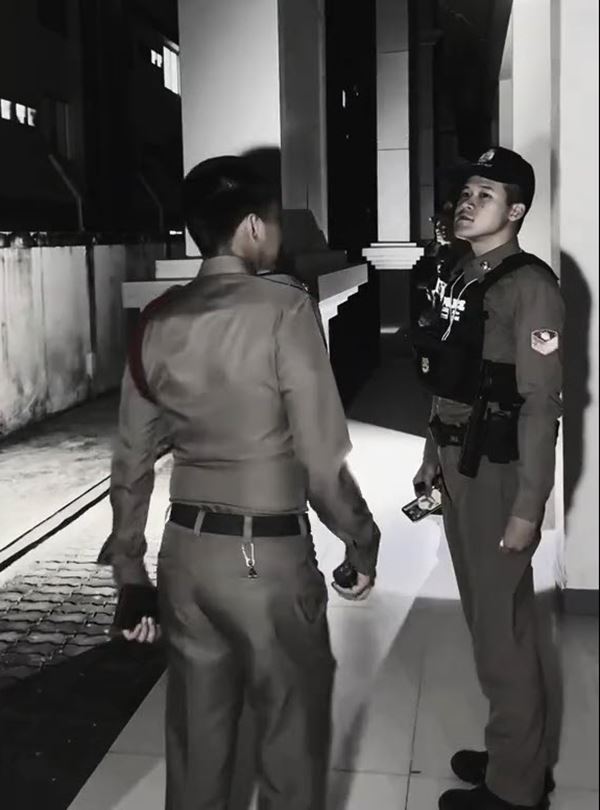 เสียงดนตรีไทยปริศนา ดังตอนตี 5 ในโรงเรียน ตร. ลุยตรวจ 5 คน เดินอย่างชิด เสียงดนตรีไทยปริศนา ดังตอนตี 5 ในโรงเรียน ตร. ลุยตรวจ 5 คน เดินอย่างชิด