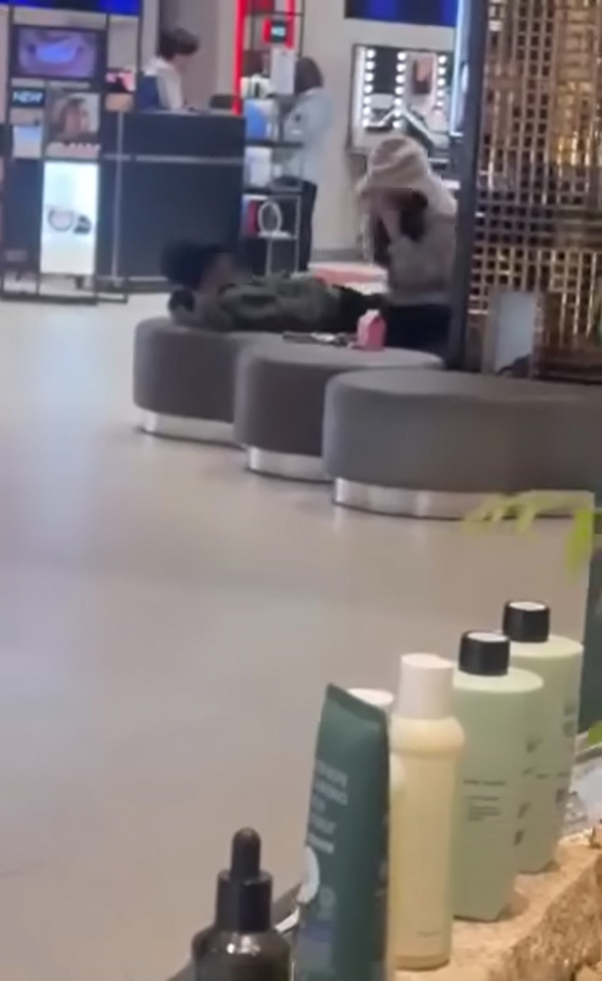 คู่รักใจกล้ากลางห้าง คู่รักใจกล้ากลางห้าง