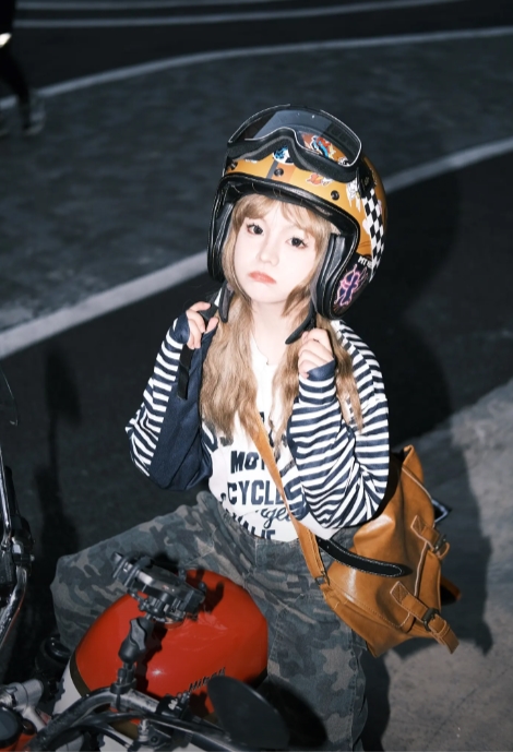 เน็ตไอดอลสาวร่างเล็ก เน็ตไอดอลสาวร่างเล็ก