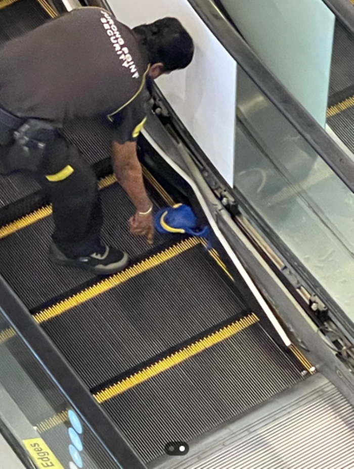 เท้าติดบันไดเลื่อน เท้าติดบันไดเลื่อน