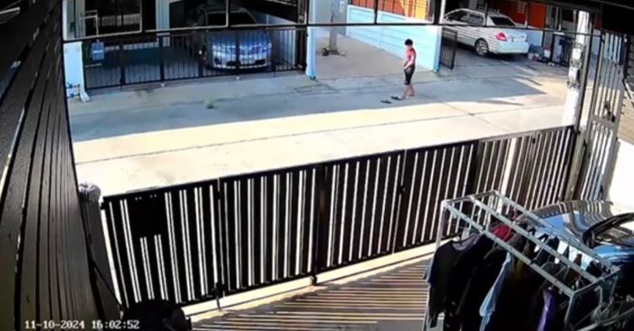 หนูน้อยเตะบอลอัดประตูรั้วบ้านหัก หนูน้อยเตะบอลอัดประตูรั้วบ้านหัก