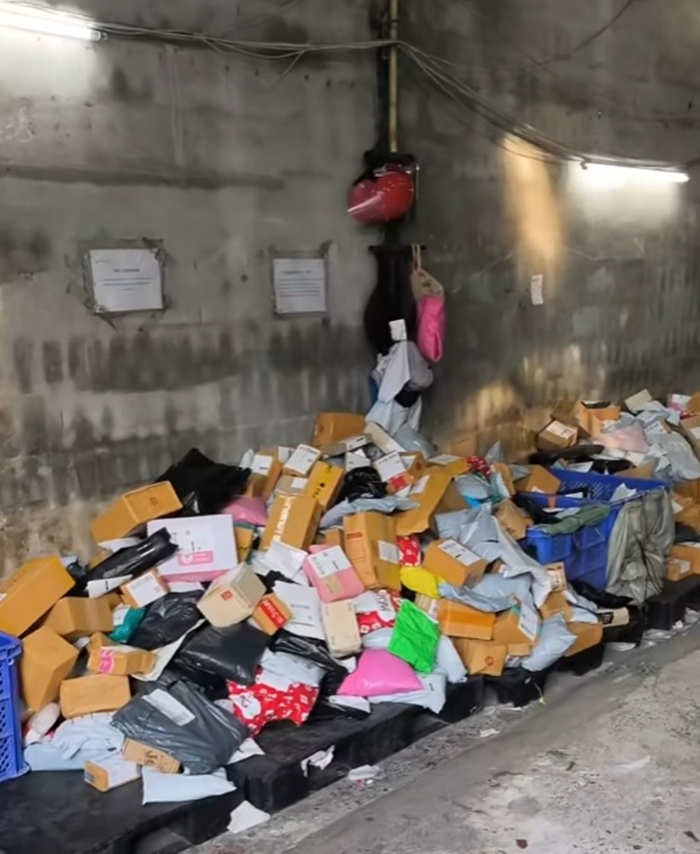 J&T เจอพนักงานประท้วง J&T เจอพนักงานประท้วง