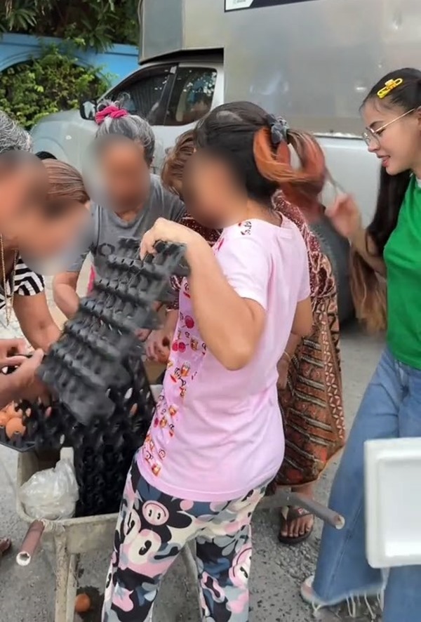 น้องเต้าหู้ ทำคลิปแจกของปีใหม่ให้ชาวบ้าน ก่อนเจอโมเมนต์สุดเหวอ น้องเต้าหู้ ทำคลิปแจกของปีใหม่ให้ชาวบ้าน ก่อนเจอโมเมนต์สุดเหวอ