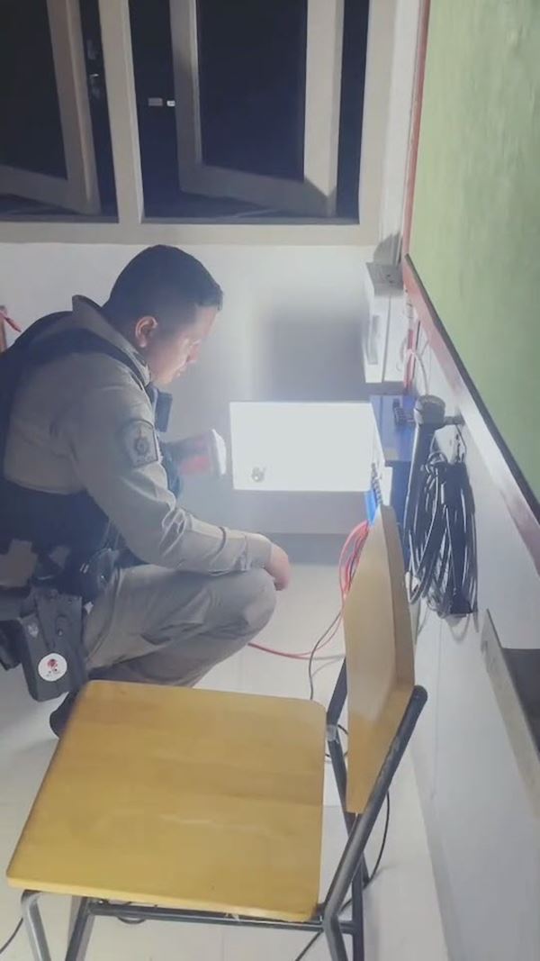 เสียงดนตรีไทยปริศนา ดังตอนตี 5 ในโรงเรียน ตร. ลุยตรวจ 5 คน เดินอย่างชิด เสียงดนตรีไทยปริศนา ดังตอนตี 5 ในโรงเรียน ตร. ลุยตรวจ 5 คน เดินอย่างชิด