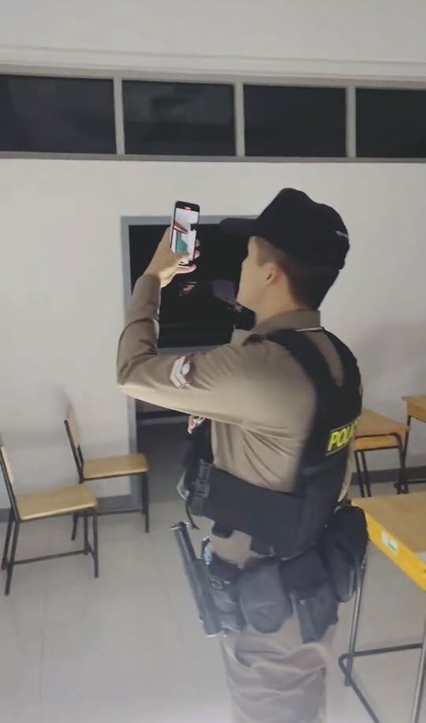 เสียงดนตรีไทยปริศนา ดังตอนตี 5 ในโรงเรียน ตร. ลุยตรวจ 5 คน เดินอย่างชิด เสียงดนตรีไทยปริศนา ดังตอนตี 5 ในโรงเรียน ตร. ลุยตรวจ 5 คน เดินอย่างชิด