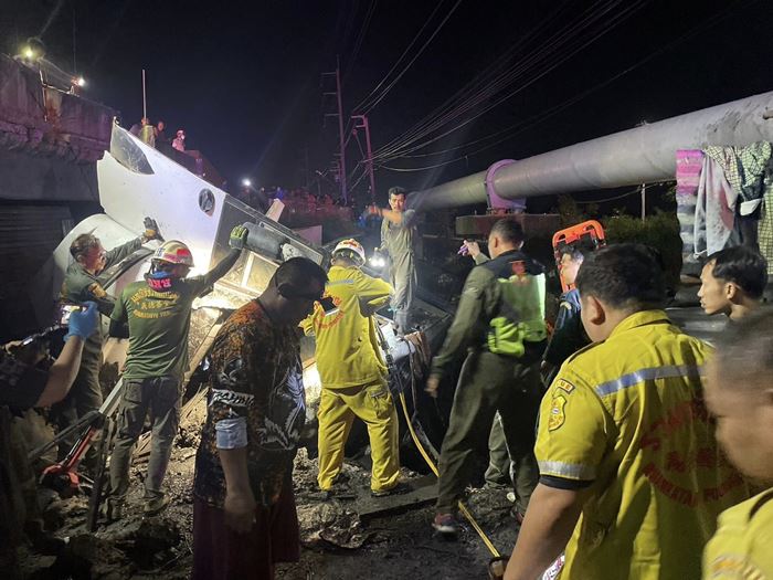 รถตกคลอง รถตกคลอง