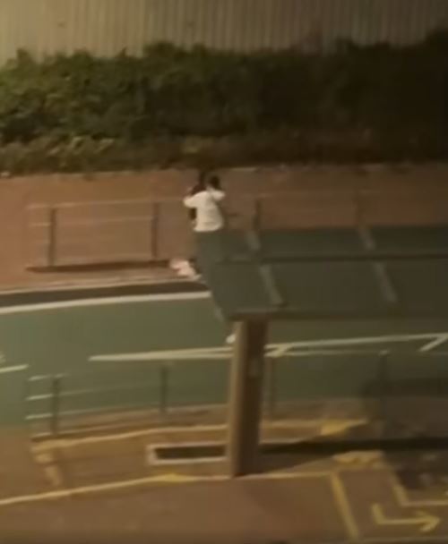 ถอดเสื้อกลางถนน ถอดเสื้อกลางถนน