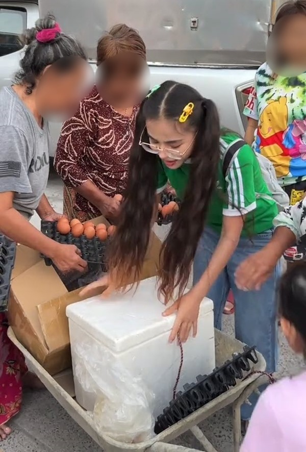 น้องเต้าหู้ ทำคลิปแจกของปีใหม่ให้ชาวบ้าน ก่อนเจอโมเมนต์สุดเหวอ น้องเต้าหู้ ทำคลิปแจกของปีใหม่ให้ชาวบ้าน ก่อนเจอโมเมนต์สุดเหวอ