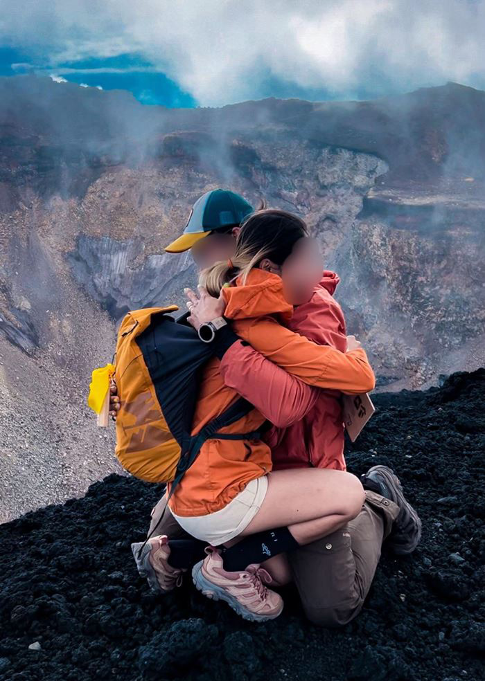 ติดสติ๊กเกอร์บนเสา ภูเขาไฟฟูจิ ติดสติ๊กเกอร์บนเสา ภูเขาไฟฟูจิ