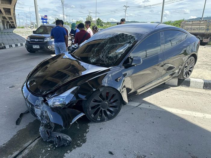 Tesla ค่าซ่อม 1.3 ล้าน Tesla ค่าซ่อม 1.3 ล้าน