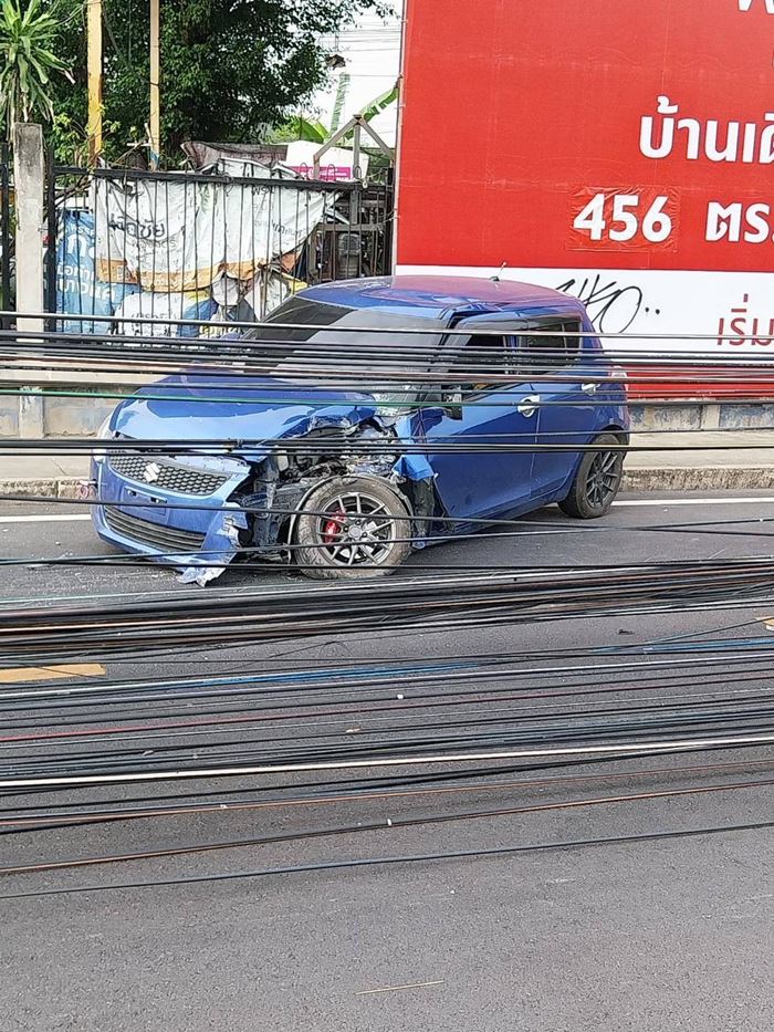 เก๋งชนเสาไฟฟ้า เหนี่ยวเสาไฟล้ม 12 ต้น เก๋งชนเสาไฟฟ้า เหนี่ยวเสาไฟล้ม 12 ต้น