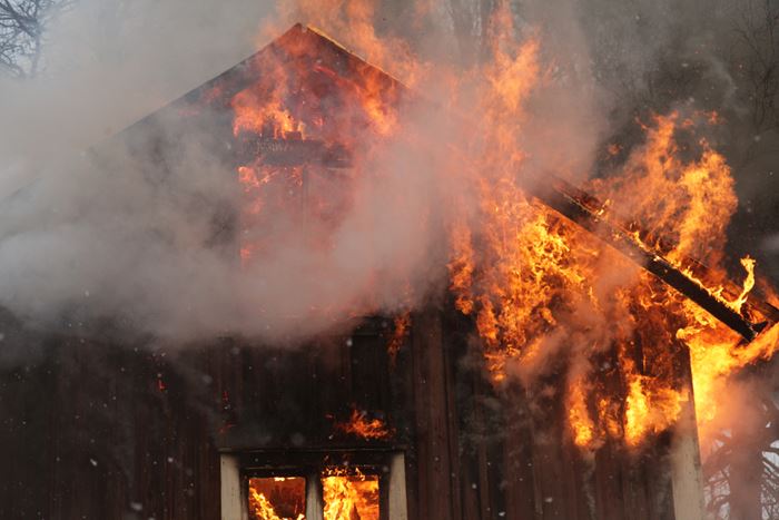 ไฟไหม้บ้านคร่า 2 พี่น้อง ดับในกองเพลิง ไฟไหม้บ้านคร่า 2 พี่น้อง ดับในกองเพลิง