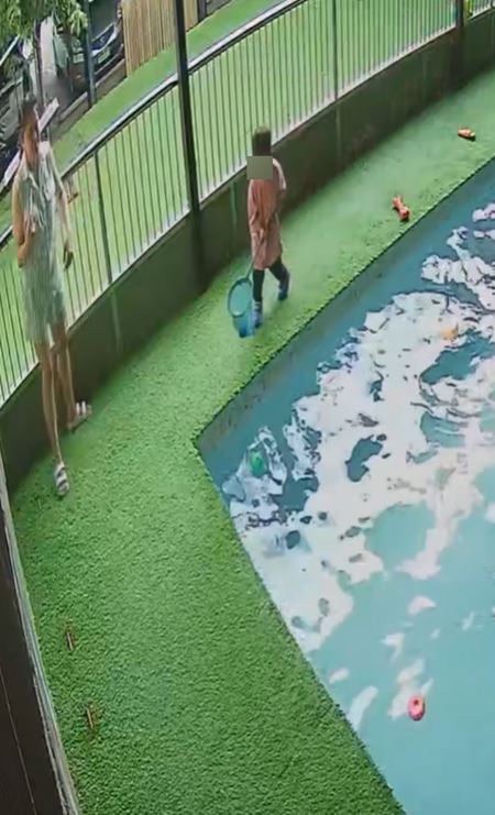 แม่คลาดสายตาชั่วขณะ ลูกตกน้ำหัวทิ่ม พุ่งตัวดึงลูกอย่างไว แม่คลาดสายตาชั่วขณะ ลูกตกน้ำหัวทิ่ม พุ่งตัวดึงลูกอย่างไว