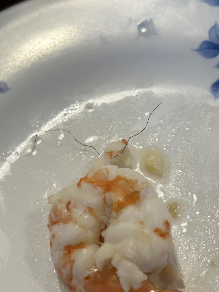 สาวเจอเส้นปริศนาในจานกุ้ง ร้านอ้างเป็นเส้นหลังกุ้ง สาวเจอเส้นปริศนาในจานกุ้ง ร้านอ้างเป็นเส้นหลังกุ้ง