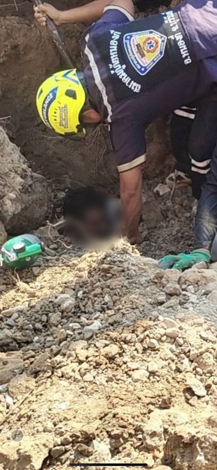 ดินสไลด์ถล่มทับ 2 คนงานก่อสร้าง กู้ภัยช่วยระทึก ดินสไลด์ถล่มทับ 2 คนงานก่อสร้าง กู้ภัยช่วยระทึก