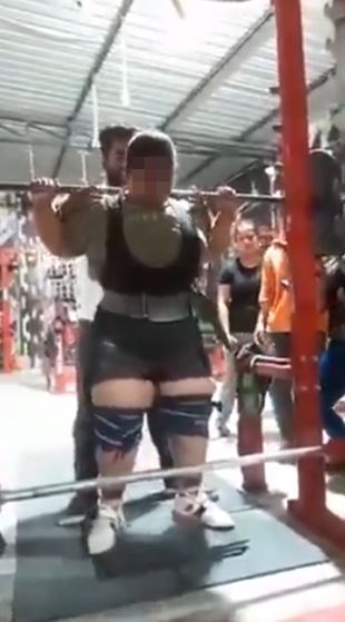 นักยกน้ำหนักแชมป์เยาวชนวัย 17 ถูกบาร์เหล็กทับคอดับสลด นักยกน้ำหนักแชมป์เยาวชนวัย 17 ถูกบาร์เหล็กทับคอดับสลด