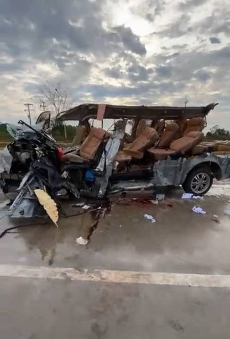 รถตู้พุ่งชนท้ายบรรทุกพ่วง ดับ 4 ศพ รถตู้พุ่งชนท้ายบรรทุกพ่วง ดับ 4 ศพ