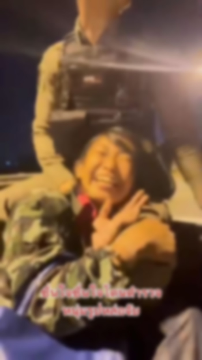 หญิงสาวถูกตำรวจจับ แต่กลับยิ้มแย้มมีความสุข หญิงสาวถูกตำรวจจับ แต่กลับยิ้มแย้มมีความสุข