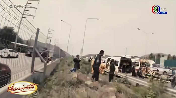 รุดช่วยคนหมดสติบนรถตู้ คาดสูดสารพิษ รุดช่วยคนหมดสติบนรถตู้ คาดสูดสารพิษ