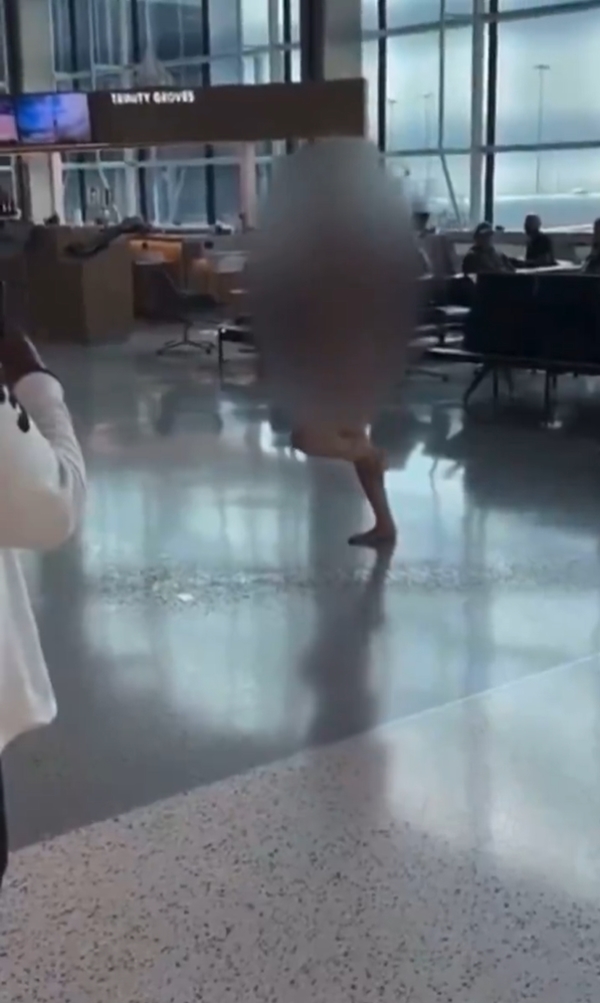 หญิงคลั่ง วิ่งล่อนจ้อนป่วนสนามบิน คนอึ้งไร้เงา จนท. หญิงคลั่ง วิ่งล่อนจ้อนป่วนสนามบิน คนอึ้งไร้เงา จนท.