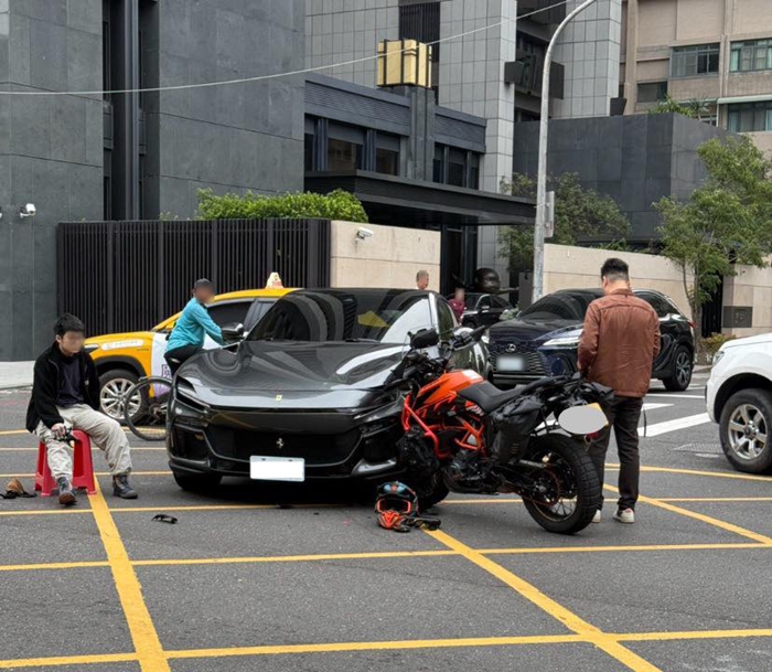 บิ๊กไบค์เบรกไม่ทัน พุ่งชนเฟอร์รารี่ 22 ล้าน บิ๊กไบค์เบรกไม่ทัน พุ่งชนเฟอร์รารี่ 22 ล้าน
