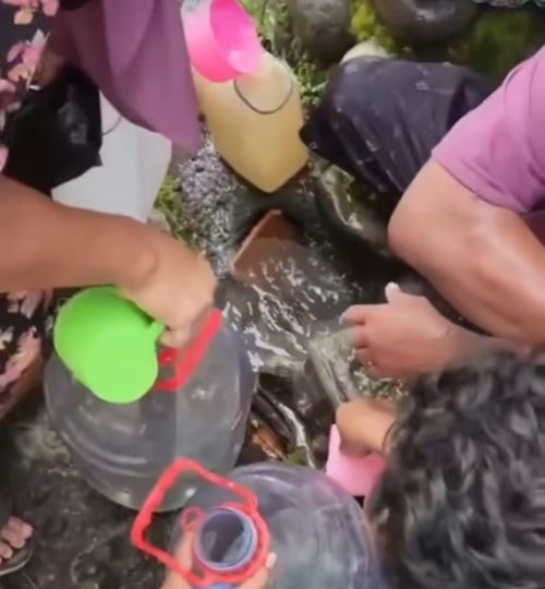 ชาวบ้านแห่ดื่มน้ำพุอัศจรรย์ พุ่งขึ้นมาจากใต้ดิน ชาวบ้านแห่ดื่มน้ำพุอัศจรรย์ พุ่งขึ้นมาจากใต้ดิน