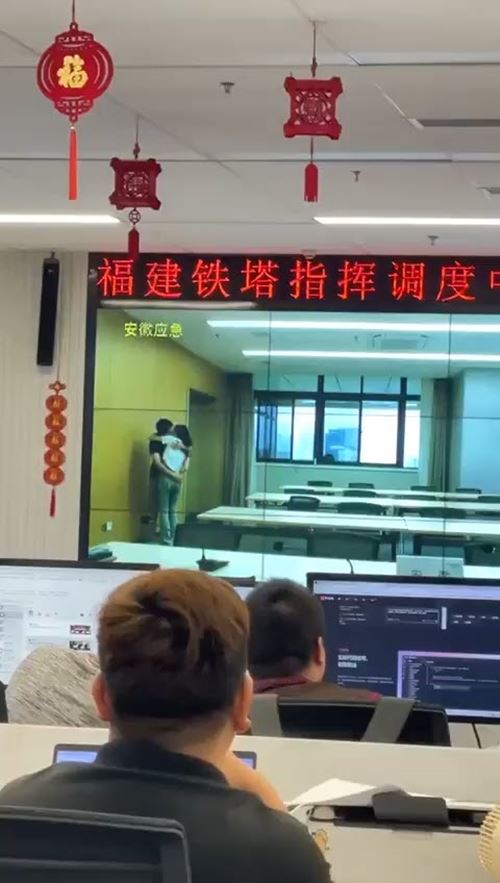 คู่รักเห็นห้องประชุมว่าง แอบเข้ามาเลิฟซีนดูดดื่ม ซีดไม่รู้มีประชุมออนไลน์ คู่รักเห็นห้องประชุมว่าง แอบเข้ามาเลิฟซีนดูดดื่ม ซีดไม่รู้มีประชุมออนไลน์